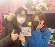 박하선, 이적 앞에서 소녀팬 모드 "오늘 대학생 같아"[SNS★컷]