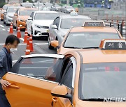 강남 이어 서초서도 택시기사 2명 확진..대중교통 방역 비상