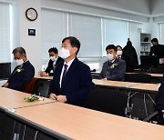 정지택 총재 취임사 경청하는 두산 전풍 대표이사 [사진]