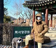 이혜영, 잠옷 패션도 힙하고 당당하게.. 반려견과 행복한 산책 [★SHOT!]