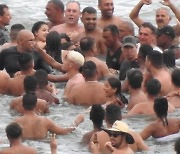 코로나 와중에..수십명과 '물놀이 신년파티' 즐긴 브라질 대통령