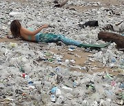 발리는 어쩌다 '플라스틱섬'이 되었나..새해 시작 이틀 만에 쓰레기 90t 수거