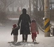 [포토]함박눈 내리는 서울, '엄마 손 꼭 잡고'