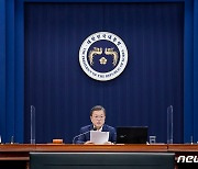 '정치' 사라진 문대통령의 새해..연초 민생·경제 행보 집중