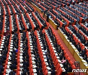 빼곡히 자리한 제8차 북한 노동당 대회 대표자들