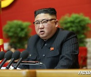 북한 김정은, 선대 얼굴 박힌 '초상휘장' 달고 나왔다..이유는?