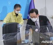 주호영 원내대표 자리 안내하는 박호서 동부구치소장