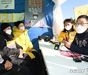 중대재해법 단식농성장 방문한 방송인 김제동