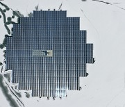 얼어붙은 저수지와 태양광 발전소
