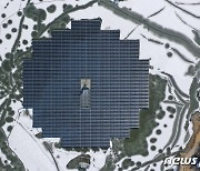 얼어붙은 저수지 위 태양광 발전소