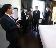 코로나19 관련 호텔 방역 상황 점검나선 김정배 제2차관