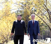 [단독]문대통령 "김정은 확고히 신뢰"..北 당대회 대남메시지 주목