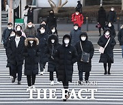 [TF사진관] '체감온도 영하20도'..북극한파 뚫고 출근하는 시민들