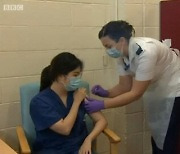 영국 동부서 아스트라제네카 백신 첫 접종자는 한국계 의사.."극히 영광"