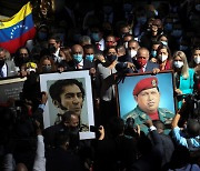 '한 국가 두 대통령 체제' 베네수엘라, 마두로의 승리로 끝날까