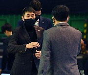 이상민 감독 '유도훈 감독과 인사' [MK포토]