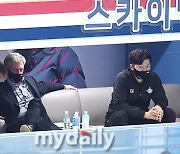 [MD포토] 산틸리 감독 '출장정지 징계로 인해 스카이박스에서 관전'