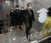 [헤럴드pic] 구치소 안으로 향하는 주호영 원내대표