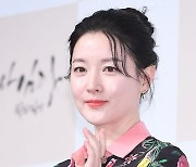 배우 이영애, 1억 기부.. "정인이 같은 아동·코로나 의료진 위해 써달라"