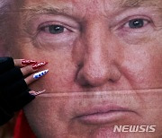 트럼프 열성 지지 여성의 무서운 '애국' 손톱