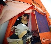 제독 텐트 앞 소독 훈련
