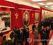 북한 코로나는 괜찮나..행사장 복도에 몰린 당 대표자들