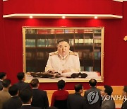 김정은, 군 지도자 모습도 과시..4·25 문화회관에 군복 차림 사진 전시