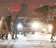 퇴근길 서울 도심에 함박눈..사람도, 차도 거북이 걸음