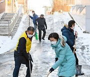 [포토] 눈 치우는 김수영 양천구청장