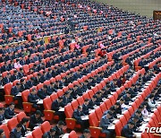 북한, 제8차 당 대회 2일 차 회의 진행.."국가방위력 강화"