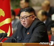 제8차 당 대회 사업총화 보고 이어가는 북한 김정은