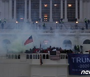 美경찰, 의사당 계단서 친트럼프 시위대 해산(12보)