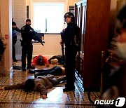 미 경찰 "국회의사당 구내서 4명 사망..52명 체포"