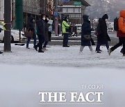 [TF사진관] '폭설에 얼어붙은 출근길'