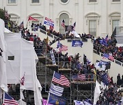 트럼프 지지 시위대, 초유의 美 의회 습격