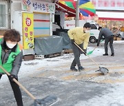 [포토]채현일 영등포구청장 당산1동서 제설 작업 펼쳐