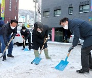 [포토] 유성훈 금천구청장, 출근길 제설 작업