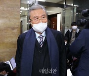 <포토> 국회 나서는 김종인 비대위원장
