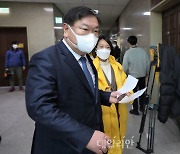 <포토> 정의당에게 온전한 중대재해기업처벌법 제정 호소문 받는 김태년