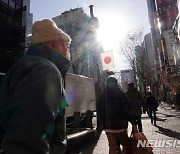 日 일일 확진자 7500명 사상 최고치..긴급사태 발령도 '뒷북' 비난