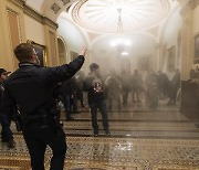 트럼프 지지 시위대 의사당 난입 4명 사망..경찰 "52명 체포"