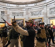 미국 경찰은 강경 진압? 의사당 침입 시위대와 '셀카' 찍어