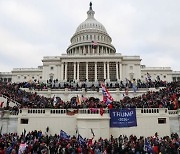 AP "트럼프 지지 시위대 의회의사당 난입에 4명 사망"