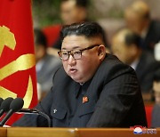 김정은, 2일차 당 대회 보고 "국가방위력 강화해 평화적 환경 수호"
