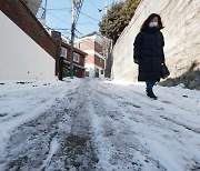 [포토] 잰걸음으로 빙판길 걷는 시민들