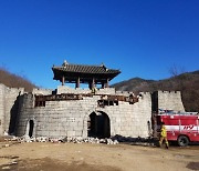 경북 문경 세트장 화재..'킹덤:아신전' 촬영용 성곽 일부 무너져