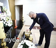 [MD포토] 故 빅죠, 조문하는 홀라당 박사장 '받아드리기 힘든 이별'