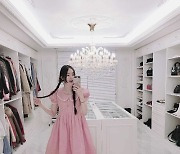 핑크 공주 이다희 '럭셔리한 드레스룸에서 깜찍하게'