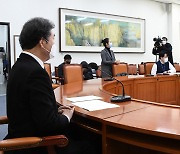 [헤럴드pic] 대통령 신년사를 듣는 더불어민주당 이낙연 대표
