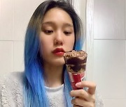 오마이걸 미미, 회사에 아이스크림 냉동고가? 행복한 "초코덕후" [SNS★컷]